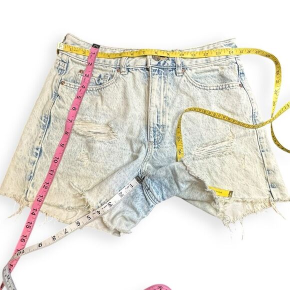 GARAGE Women’s Light Wash Distressed Mom Jean Shorts Size 3 / 26 - Picture 5 of 5
